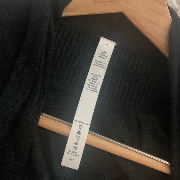 Lululemon Universal Wrap - Picture 11 of 12